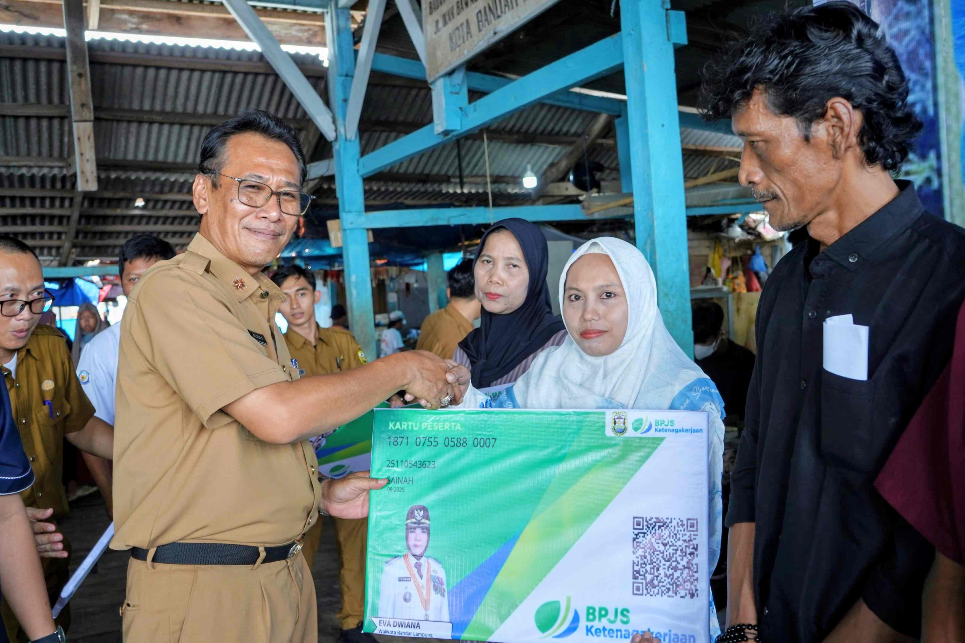 Pastikan Nelayan Tangguh Dan Terlindungi, Walikota Eva Dwiana Salurkan Premi Asuransi Ketenagakerjaan
