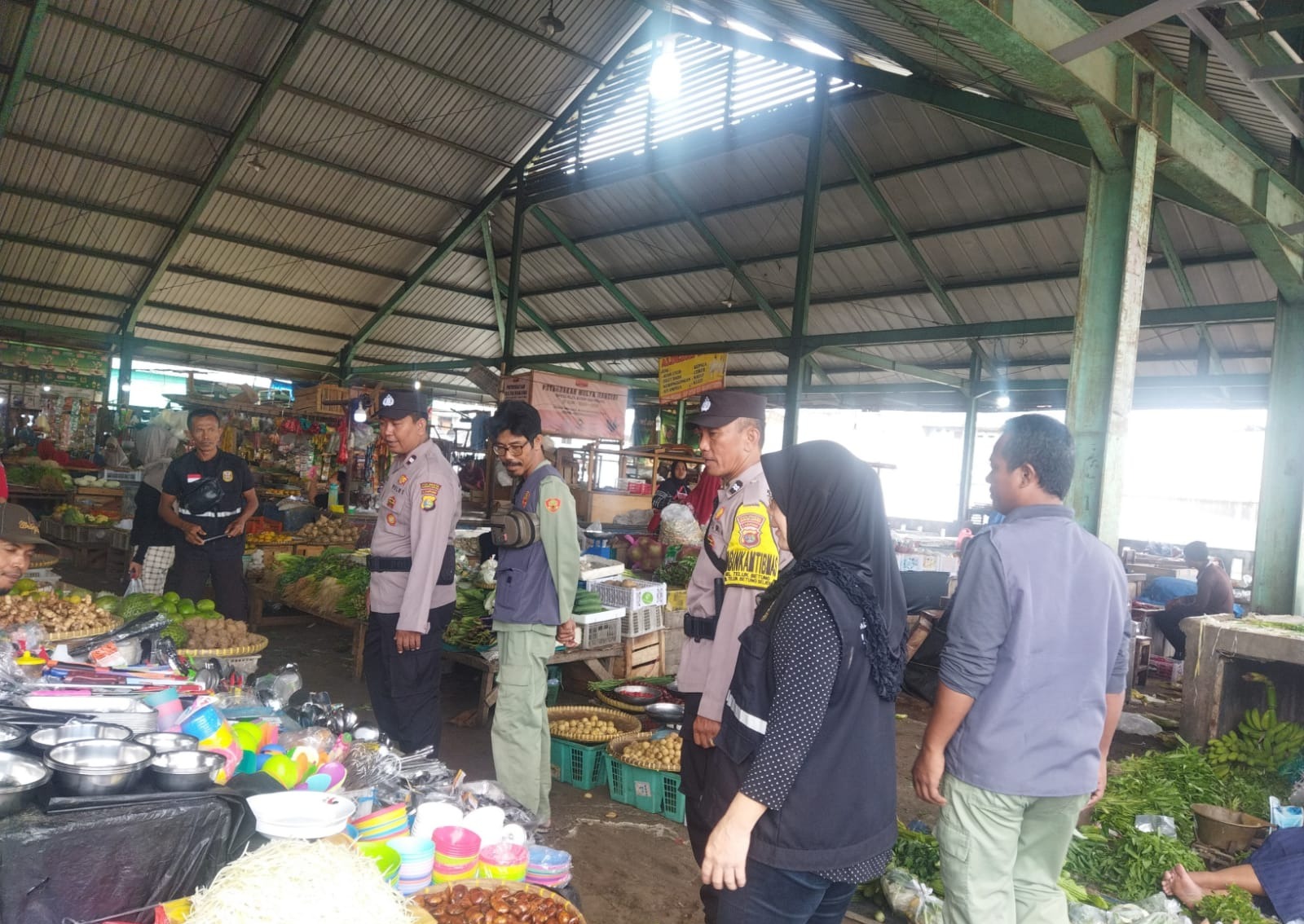 Cegah Aksi Kriminalitas, Polisi Di Bandar Lampung Intensifkan Patroli Jalan Kaki Di Pasar Tradisional
