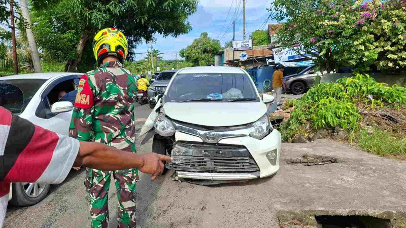 Toyota Calya Tabrak Pagar Apotek Di Bandar Lampung, Pengemudi Selamat