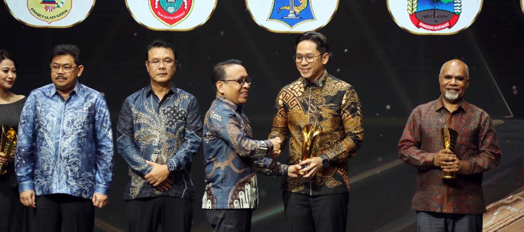 Bupati Muda Tanpa Batas Sosial, Egi Raih Penghargaan Nasional INews TV