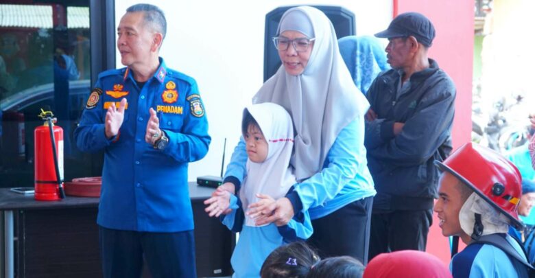 Momen Hangat Plt. Kadisdikbud Eka Afriana Bareng Siswa SDB: Belajar Sambil Bermain Di Kantor Damkarmat