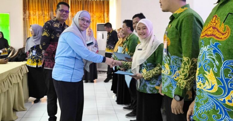 Serahkan SK Ke 1.528 Guru, Eka Afriana Doakan Agar Status PPPK Jadi Penuh Waktu