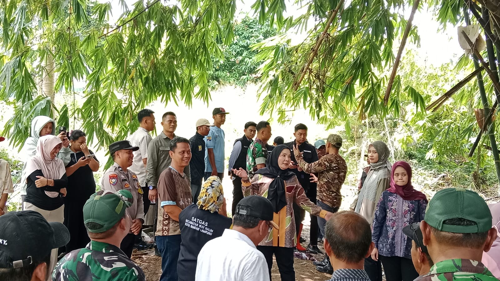 Walikota Eva Dwiana Tinjau Talud Roboh Di Sungai Way Awi, Gandeng Satgas TNI Percepat Penanganan
