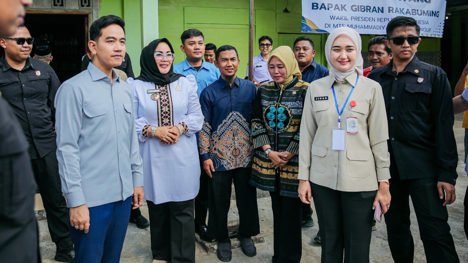 Didampingi Wagub Jihan, Wapres Gibran Tinjau Program MBG Di Lampung Timur, Pastikan Berjalan Optimal