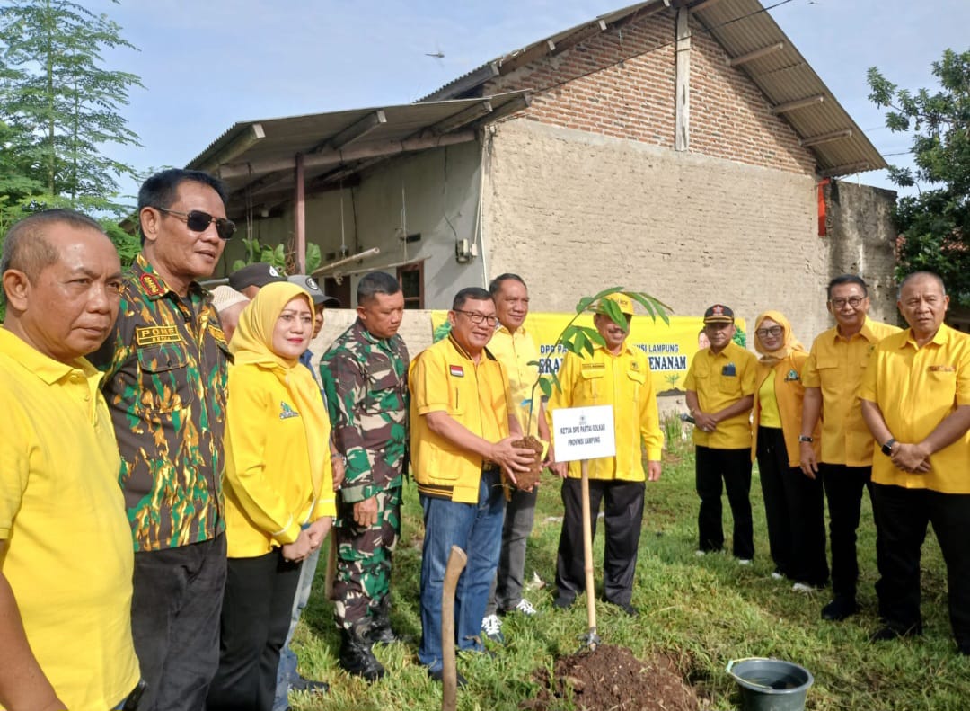 Peduli Alam, Partai Golkar Lampung Tanam Pohon Durian Dan Alpukat Dalam Program GELAM Di Kemiling