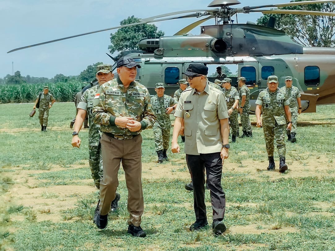 Dampingi Menhan Sjafrie Sjamsoeddin, Gubernur Mirza Tinjau Proyek Ketahanan Pangan Di Yonif 848