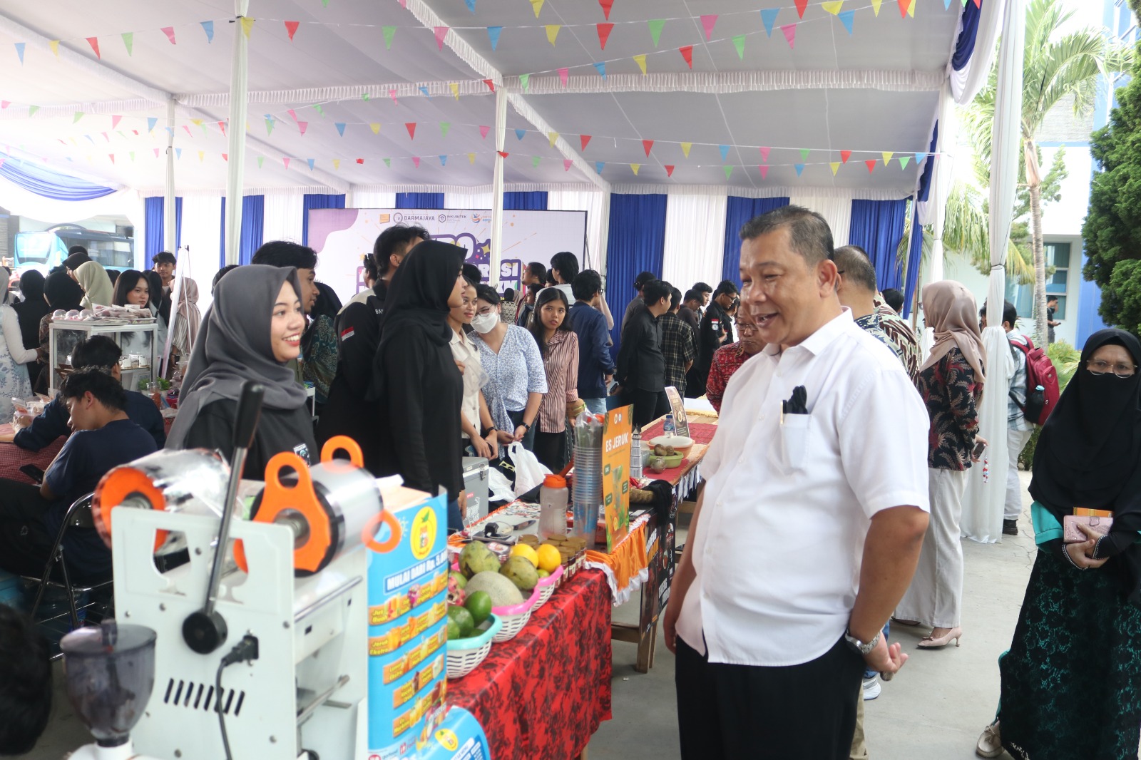 Rektor IIB Darmajaya Apresiasi Expo Karya Kolaborasi Mahasiswa X UMKM 2025