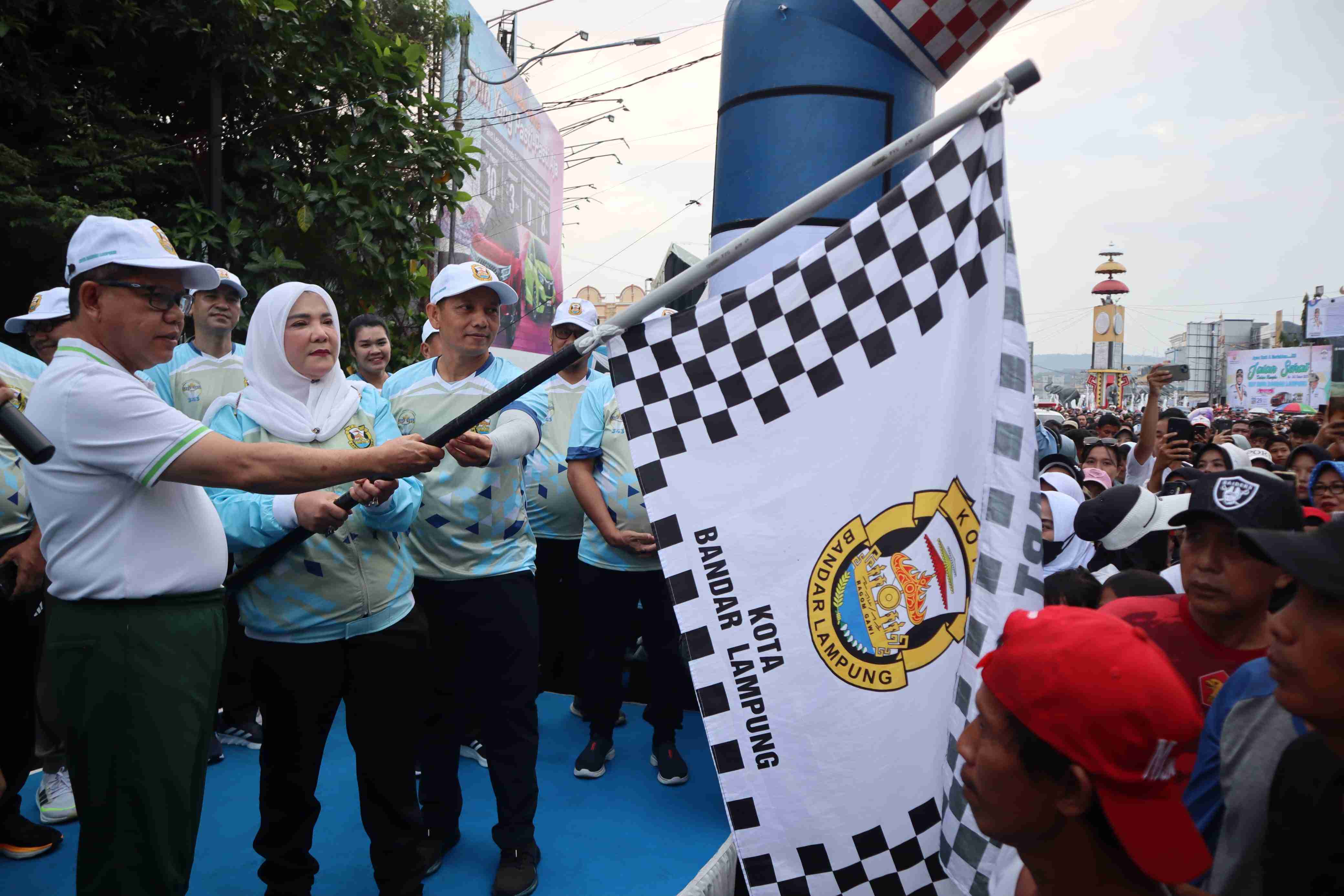Puluhan Ribu Masyarakat Ikuti Jalan Sehat HUT  Kota Bandarlampung