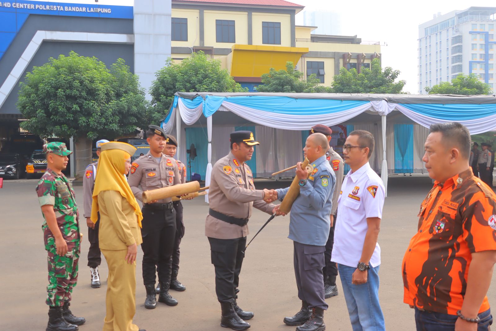 Hidupkan Lagi Budaya Ronda, Kapolresta Bandar Lampung Bagikan Kentongan Di Apel Sabuk Kamtibmas