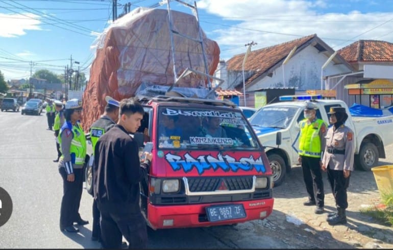 Catat Ratusan Pelanggar, Polda Lampung Gencar Sosialisasi Kendaraan Over Loading Dan Over Dimension