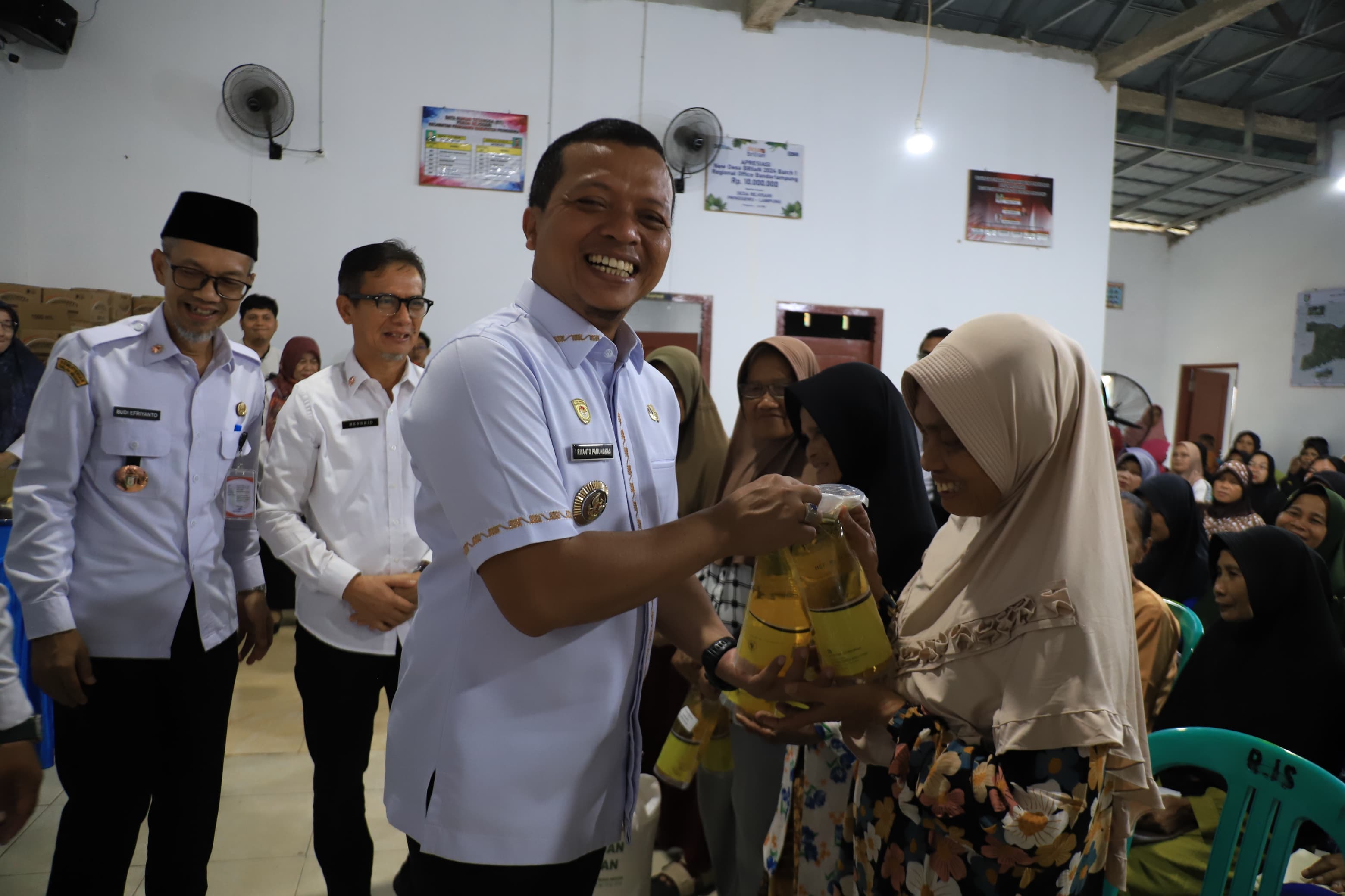 Bupati Pringsewu Serahkan Bantuan Pangan Tahun 2026 Di Pekon Rejosari