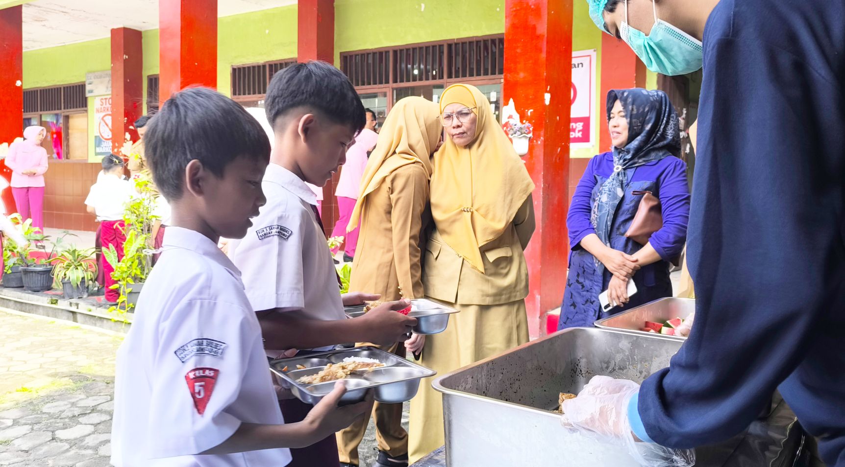 Inovasi Layanan MBG, Disdikbud Dan Polresta Bandar Lampung Gelar Uji Coba Prasmanan Di SDN 2 Sawah Brebes