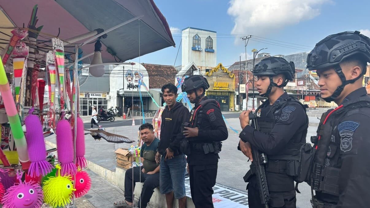 Patroli Dialogis Brimob Gegana Sisir Masjid Dan Pasar Di Bandar Lampung