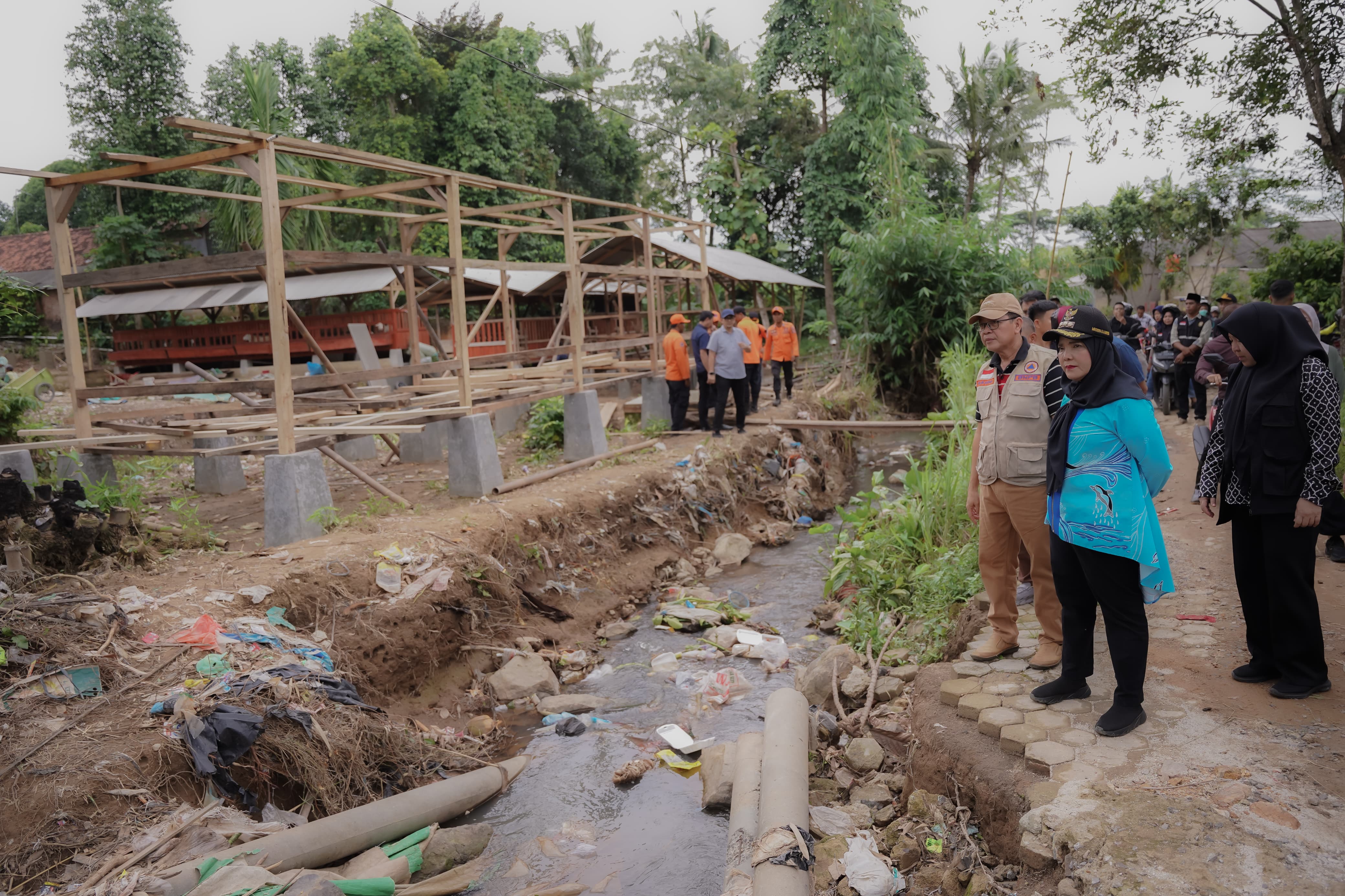 Tinjau Lokasi Aliran Sungai , Walikota Bandar Lampung Temukan Perusahaan Yang Tutup Saluran Air