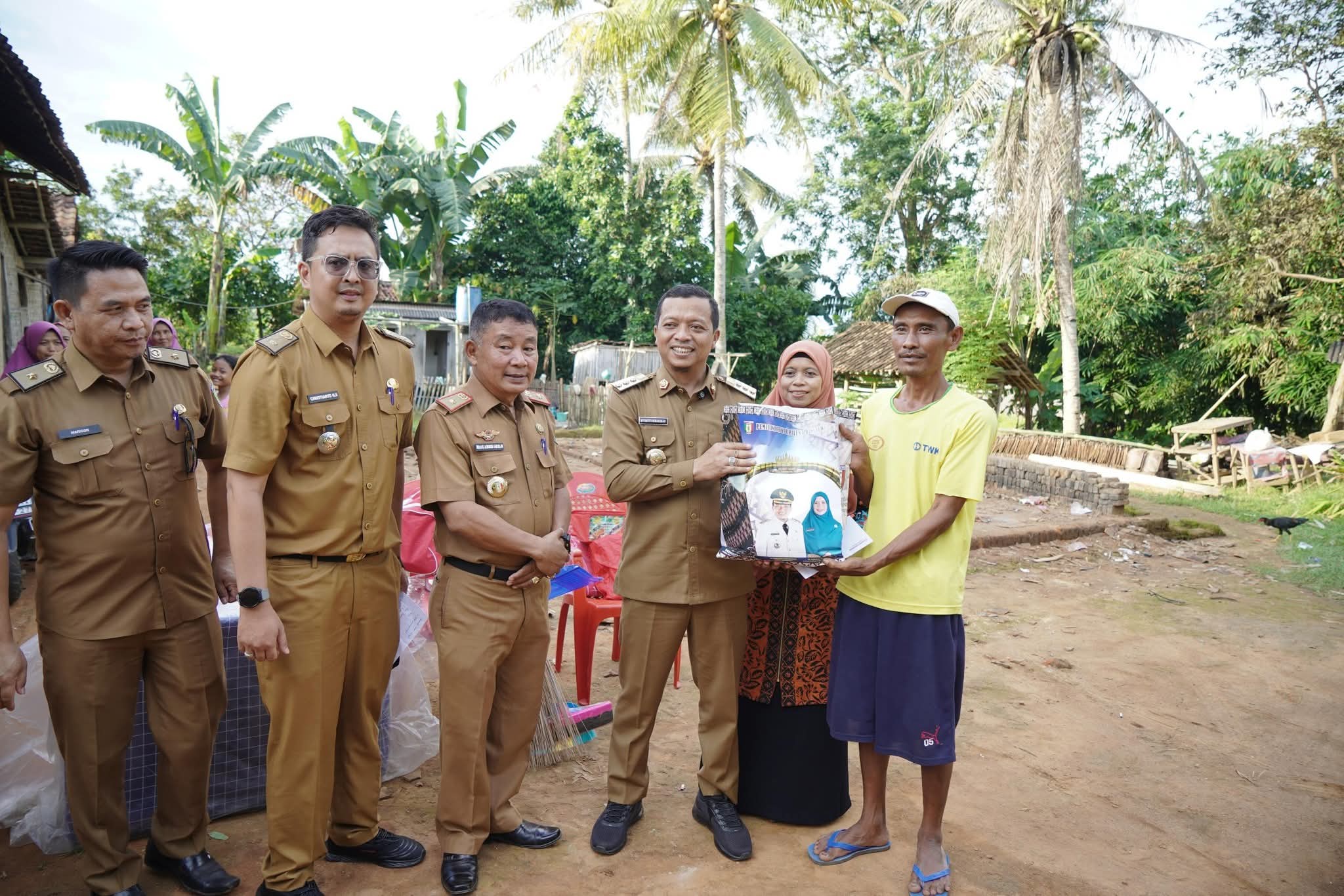 Tinjau Lokasi Yang Terkena Angin Puting Beliung, Bupati Pringsewu Beri Bantuan Buat Masyarakat