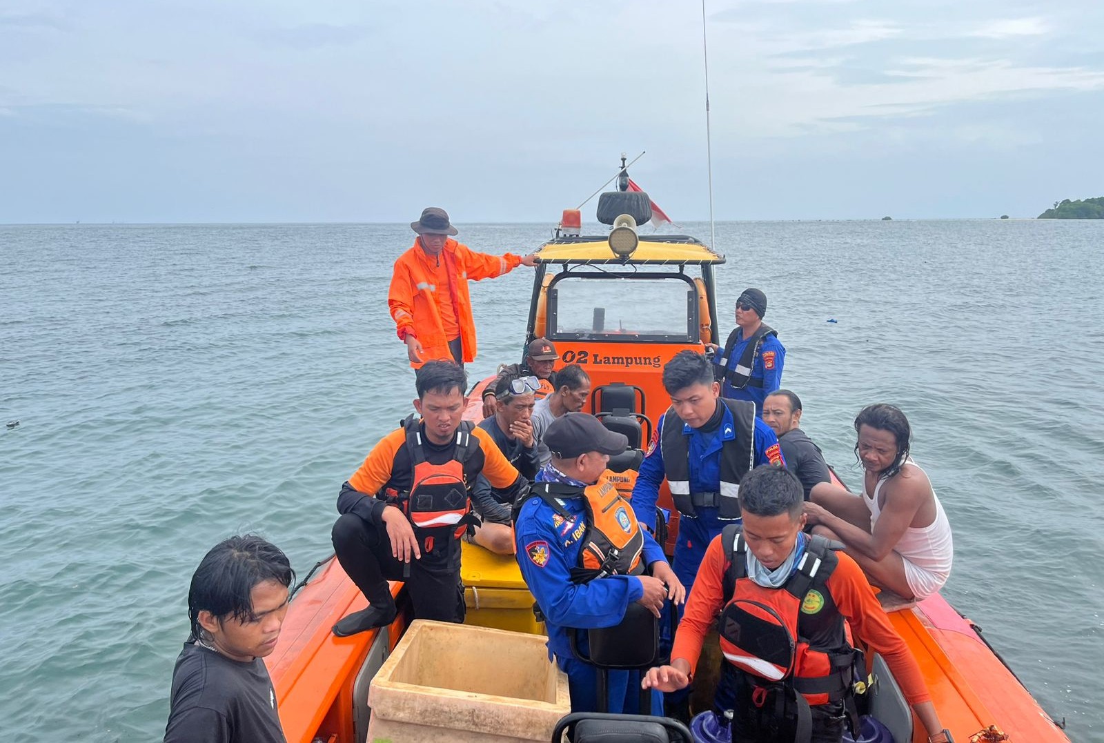 Basarnas Dan Tim SAR Gabungan Evakuasi Lima Nelayan Di Perairan Pulau Segama
