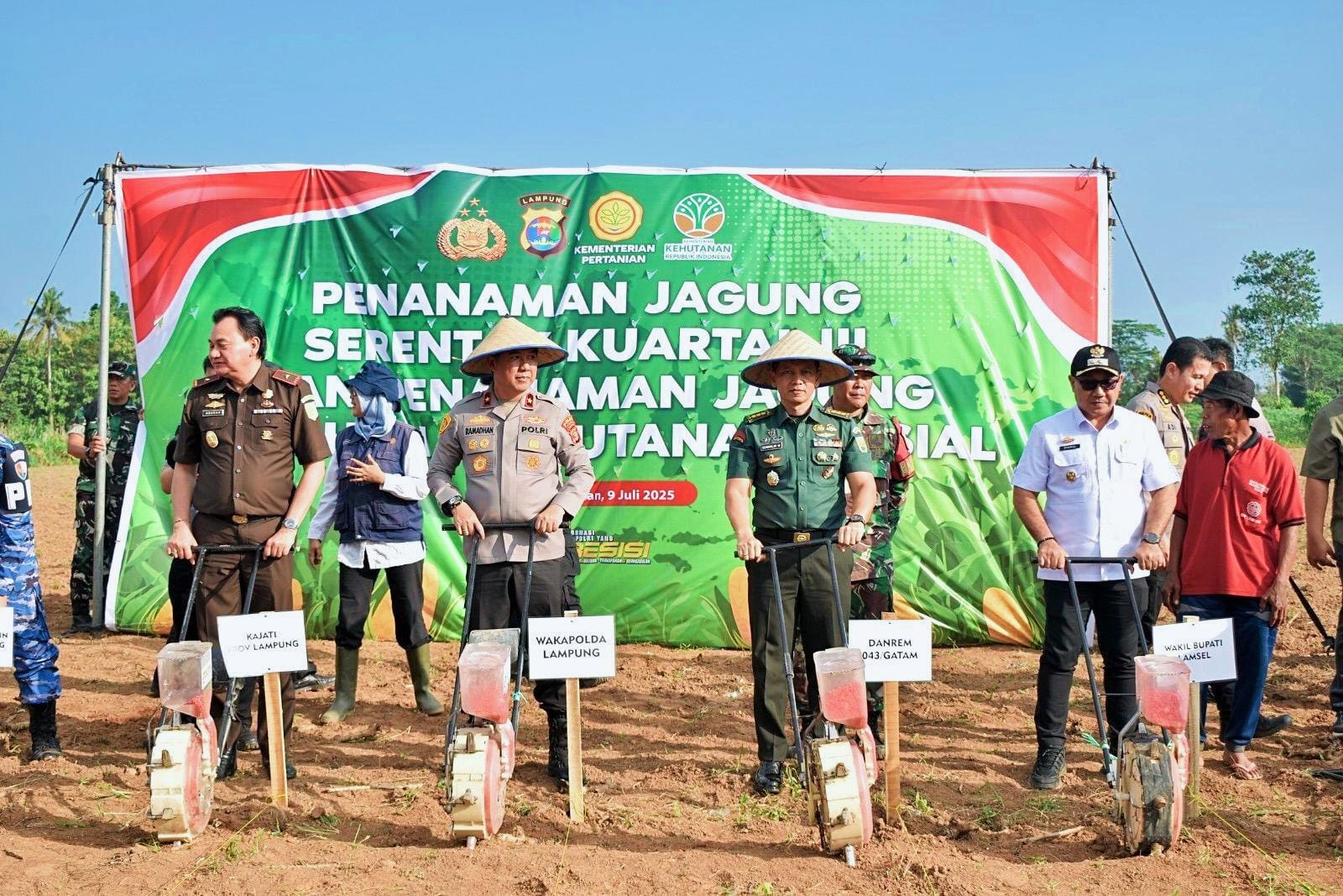 Dukung Swasembada Pangan, Kasrem 043/Gatam Hadiri Penanaman Jagung Serentak