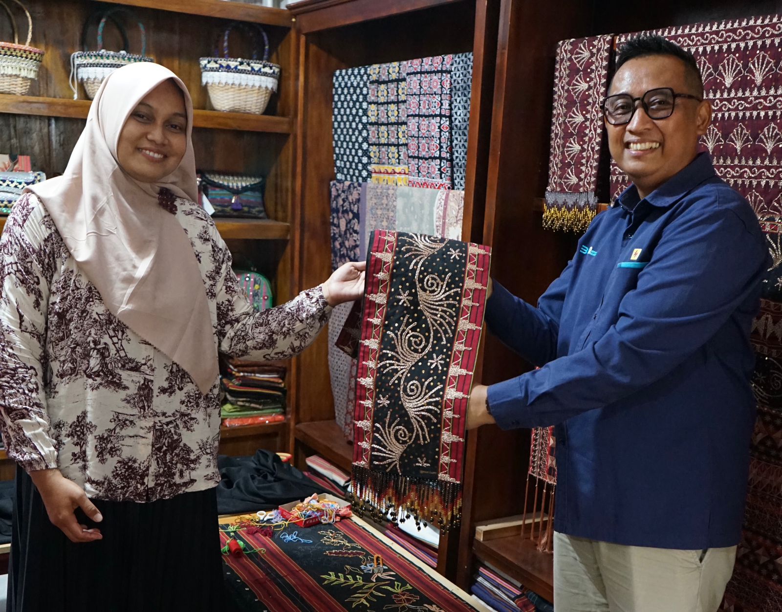 PLN UID Lampung Salurkan Bantuan Untuk UMKM Qinan Tapis Pringsewu