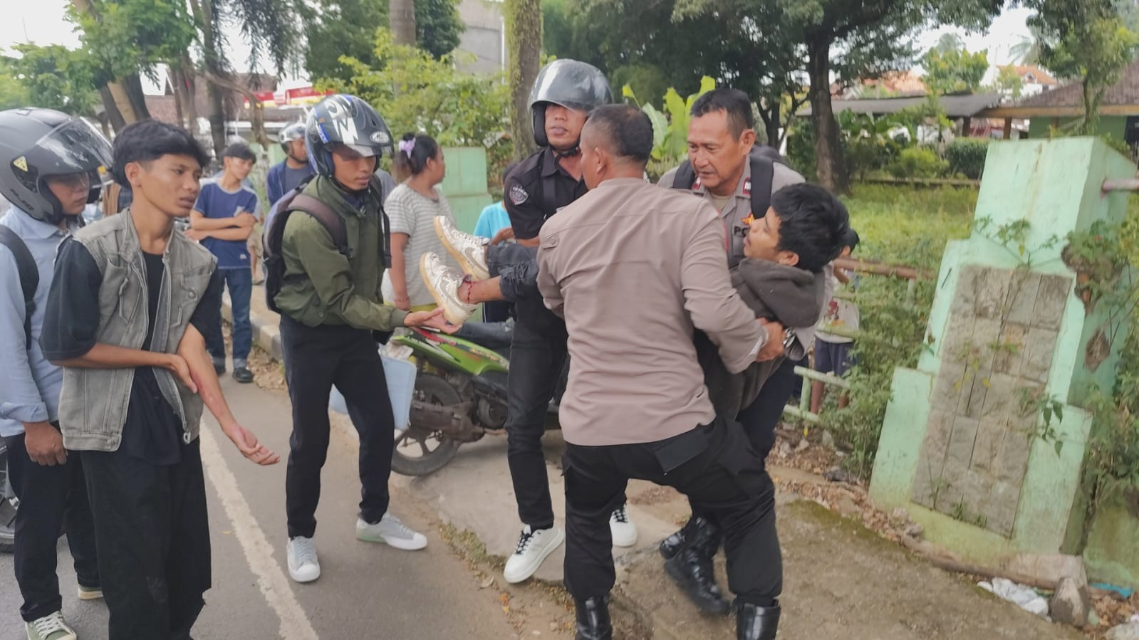 Respon Cepat, Personel Polres Lampung Utara Evakuasi Empat Korban Lakalantas