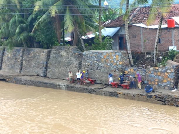 Proyek Talud 4,2 Milyar Di Pesibar Retak Dan Dinilai Mubazir, Puluhan Rumah Warga Kebanjiran