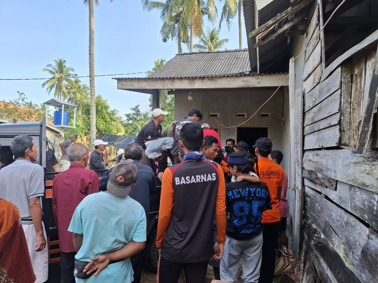 Nelayan Hilang Akibat Perahu Terbalik Di Pesisir Barat Ditemukan Meninggal