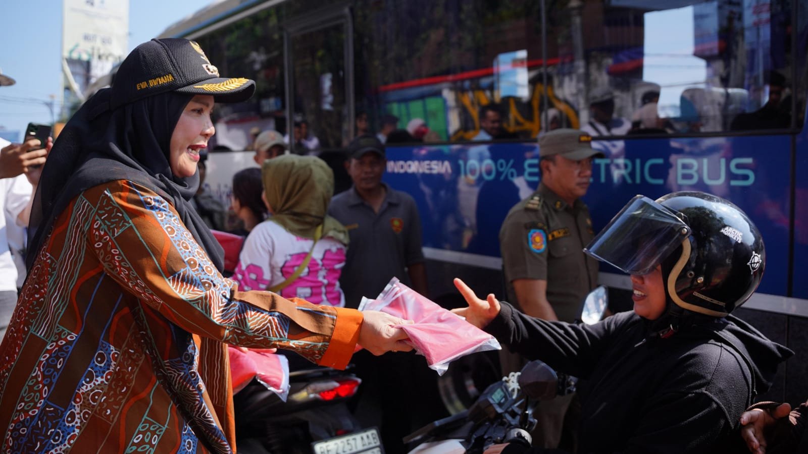 Sambut Hari Kemerdekaan Eva Dwiana Bagikan 10 Ribu Bendera Merah Putih Ke Warga