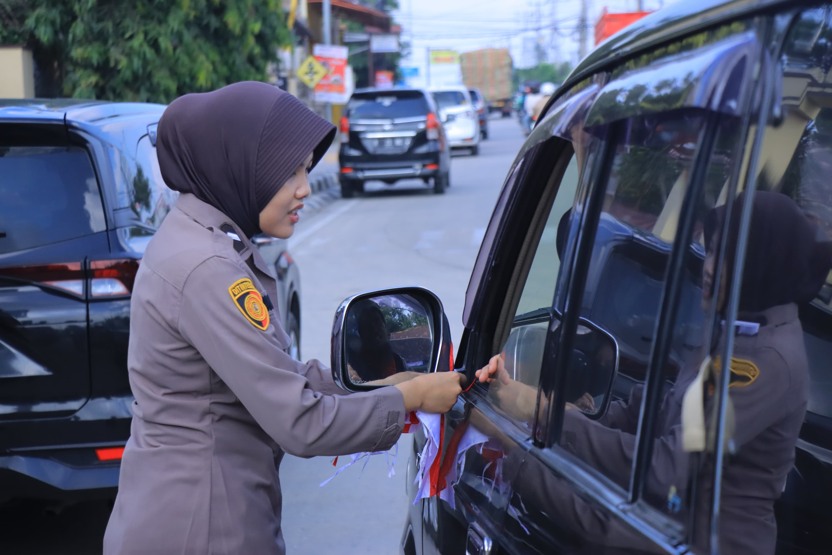 Polda Lampung Bagikan Ribuan Bendera Merah Putih Jelang HUT RI Ke-80
