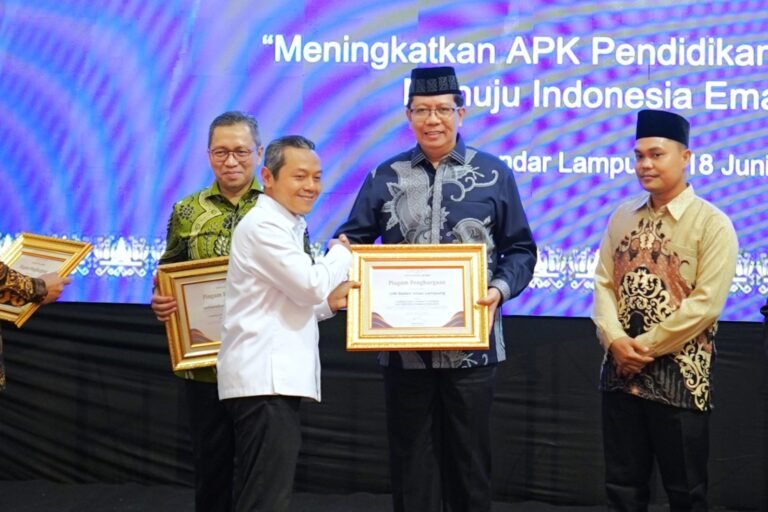 UIN RIL Terima Penghargaan Sebagai Kampus Hijau Keagamaan Yang Inklusif Dan Berbasis Digital