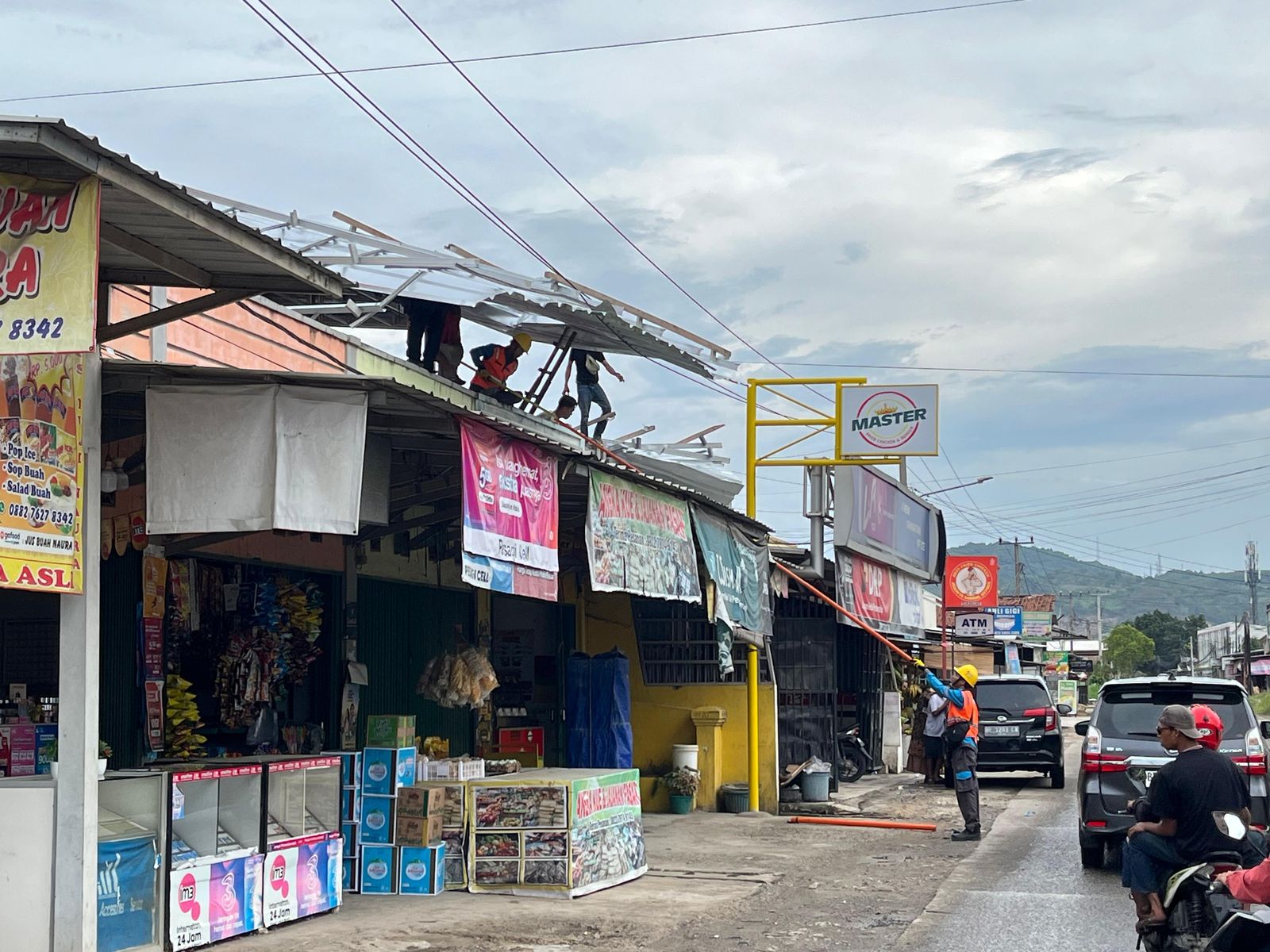 Diterjang Angin Kencang, PLN Bergerak Cepat Pulihkan Listrik Di Sejumlah Wilayah Bandar Lampung