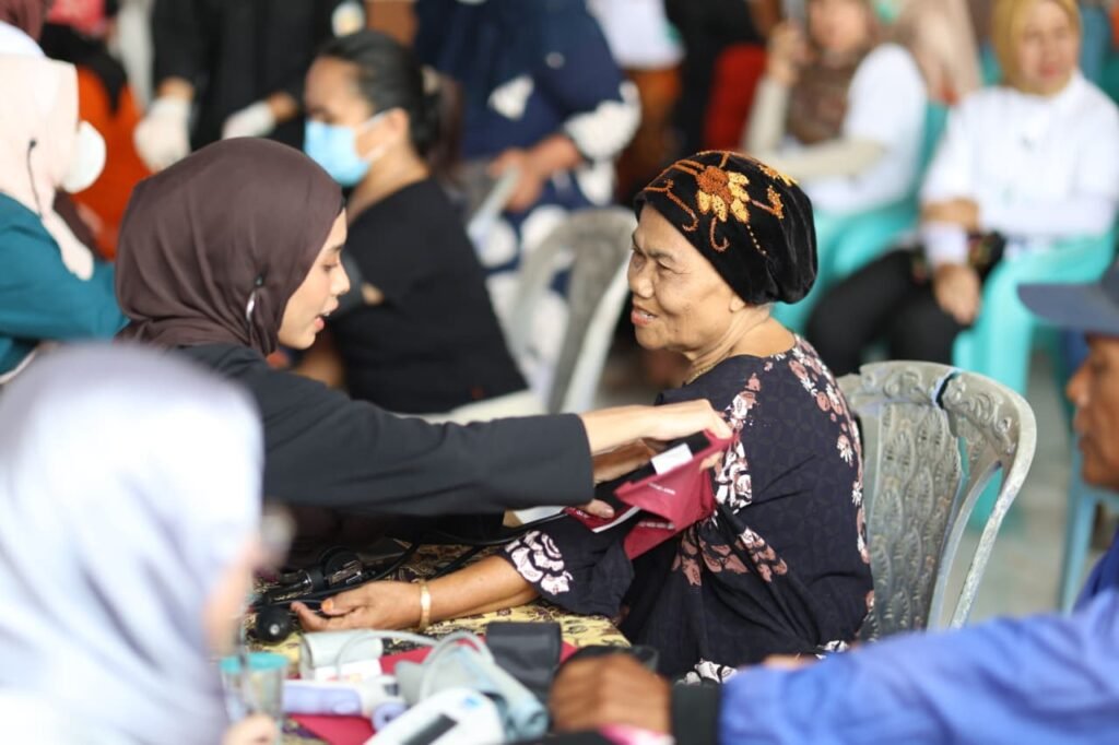 Dies Natalis Ke-61, Unila Gelar Pengobatan Gratis Dan Bersih-Bersih Pantai Di Pulau Pasaran Bandar Lampung