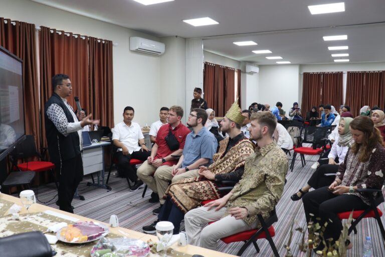 Cultural Exchange FST UIN RIL, Kenalkan Budaya Lampung Ke Tamu AS
