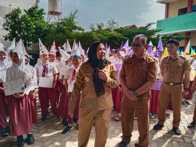 Wali Kota Eva Dwiana Imbau Warga Penerima Biling Sabar Tunggu Seragam Sekolah