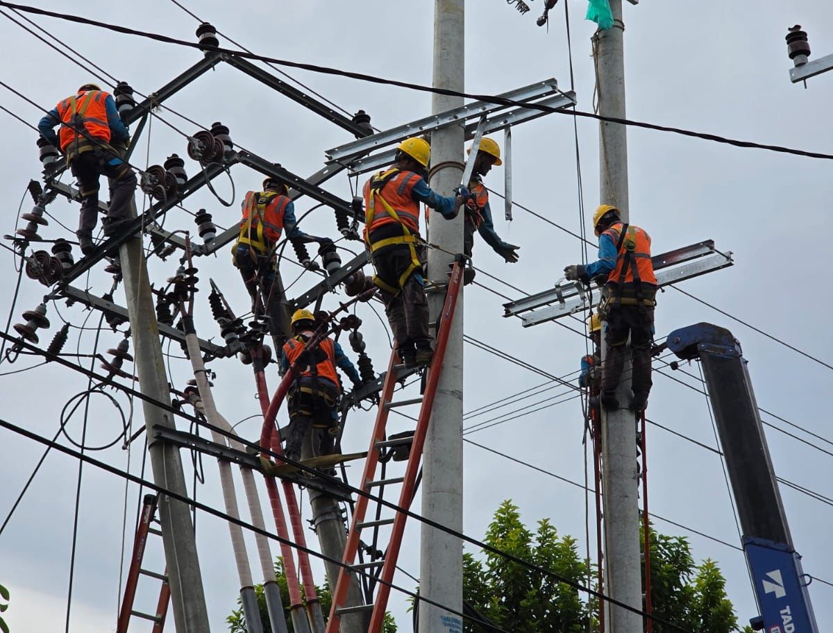 Truk Over Dimensi Tabrak Tiang Listrik, PLN Gerak Cepat Atasi Padam Listrik Di Area RS Immanuel