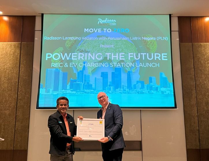 PLN UID Lampung Dan Hotel Radisson Kolaborasi Dukung Energi Hijau Melalui REC Dan EV Charging Station