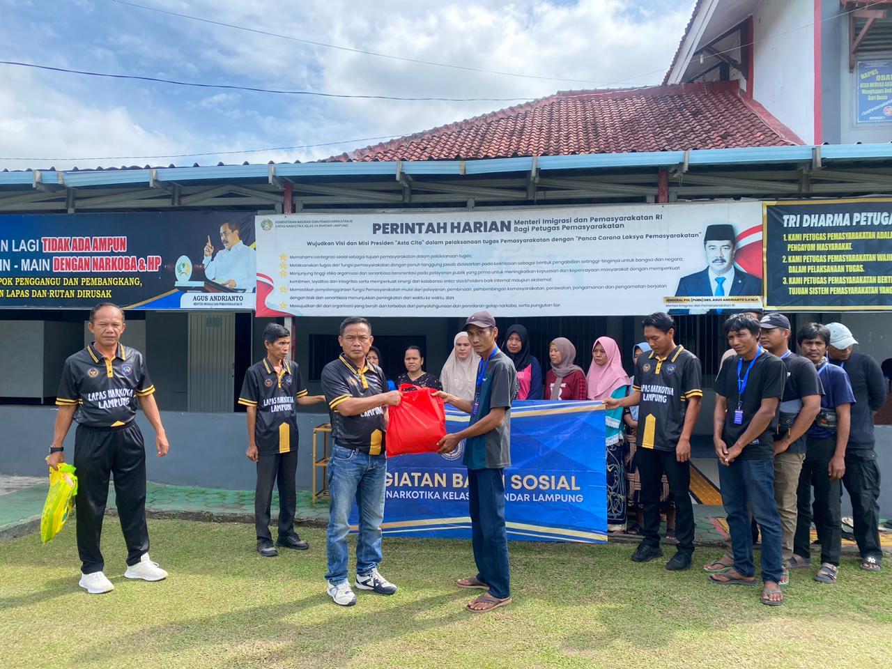 Hari Bhakti Kemenimipas, Kalapas Jumadi Distribusikan Paket Sembako Kepada Warga Sekitar