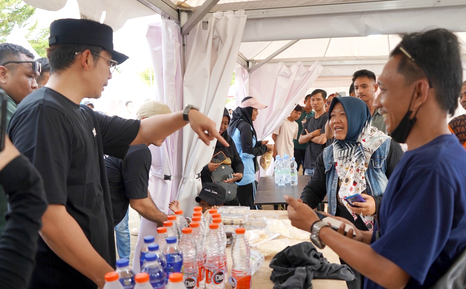 Di Tengah Hingar Bingar Indonesian Drift Series 2026, Bupati Egi Sempatkan Jajan Dagangan Pelaku UMKM