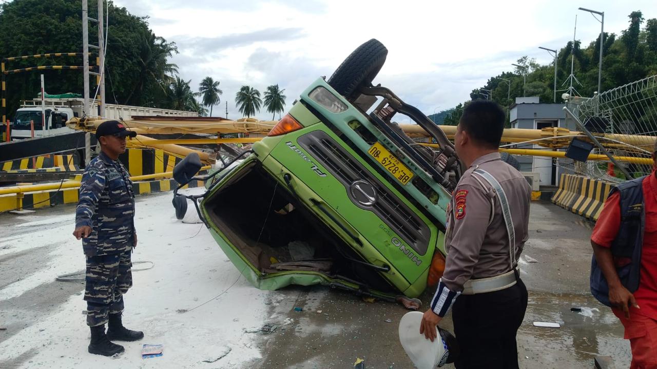 Akibat Rem Blong Truk Bermuatan Sagu Terguling Di Pelabuhan Bakauheni