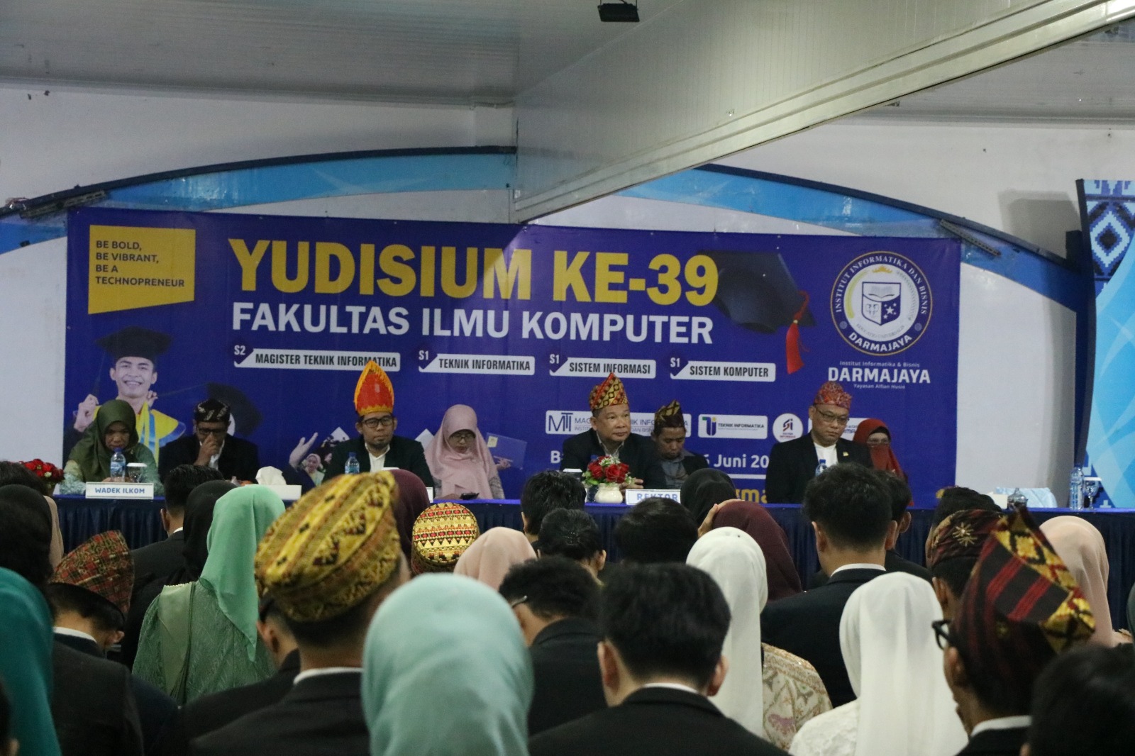 Kami Bangga, Kami Percaya!” Yudisium FIK Darmajaya Jadi Titik Awal Perjalanan Digital Anak Bangsa