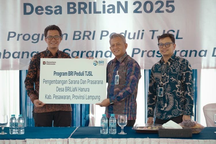 BRI Kantor Cabang Teluk Betung Serahkan Apresiasi Desa BRILiaN Kepada Desa Hanura