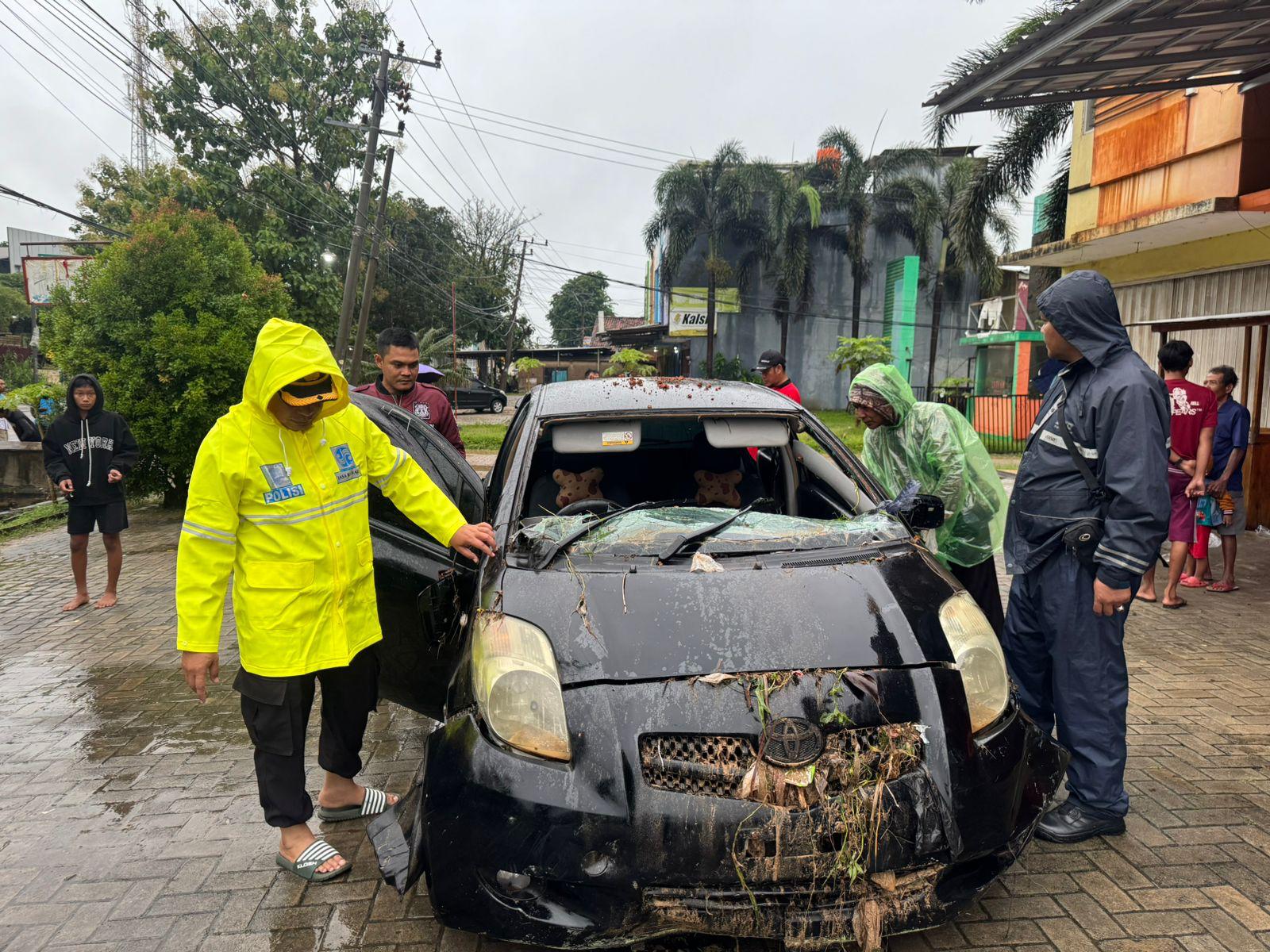 Warga Bandar Lampung Tewas Terseret Banjir, Terjebak Dalam Mobil Hingga Masuk Drainase