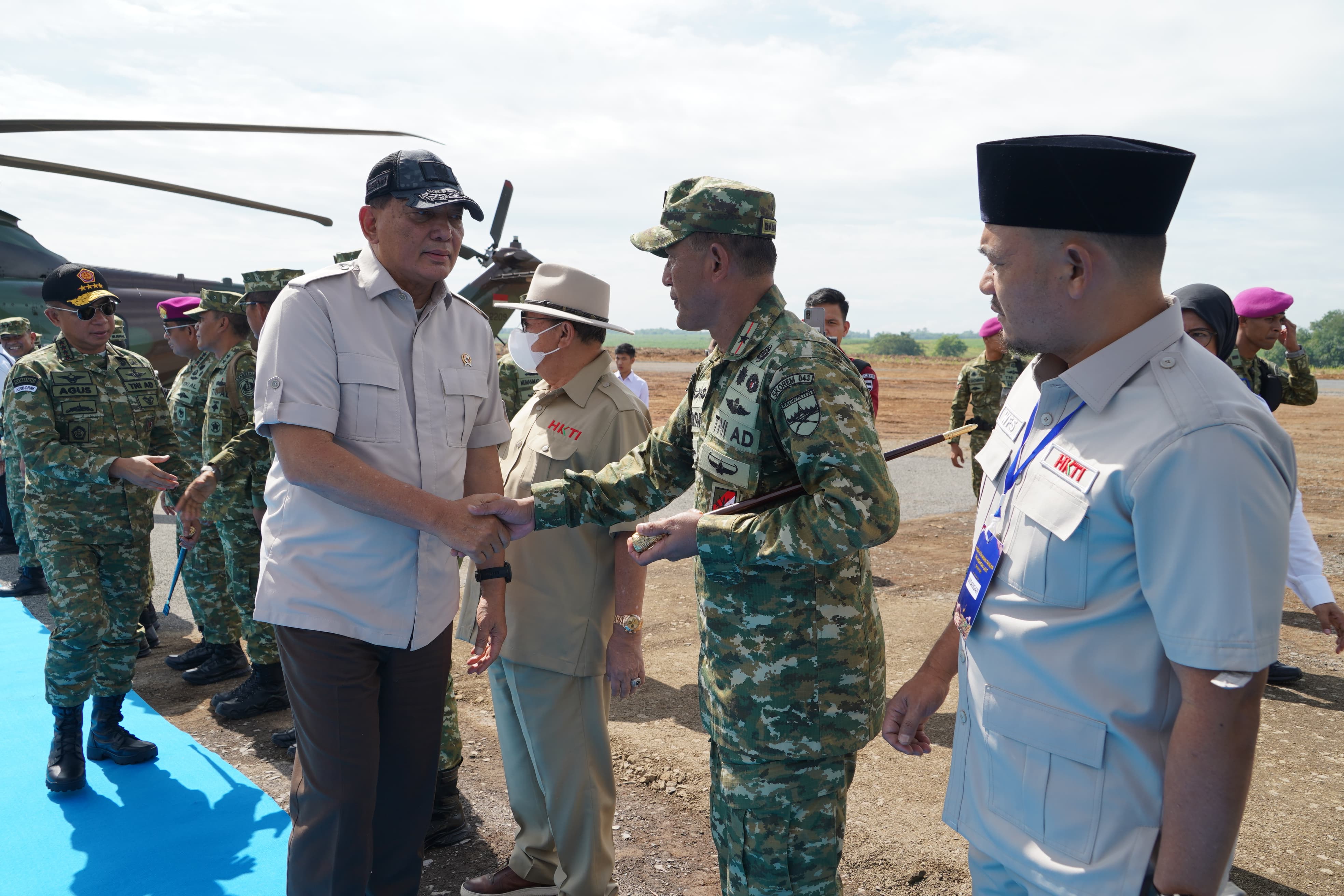 Danrem 043/Gatam Sambut Menhan RI Dan Panglima TNI Pada Panen Raya Kedelai TNI AL Di Lampung Utara