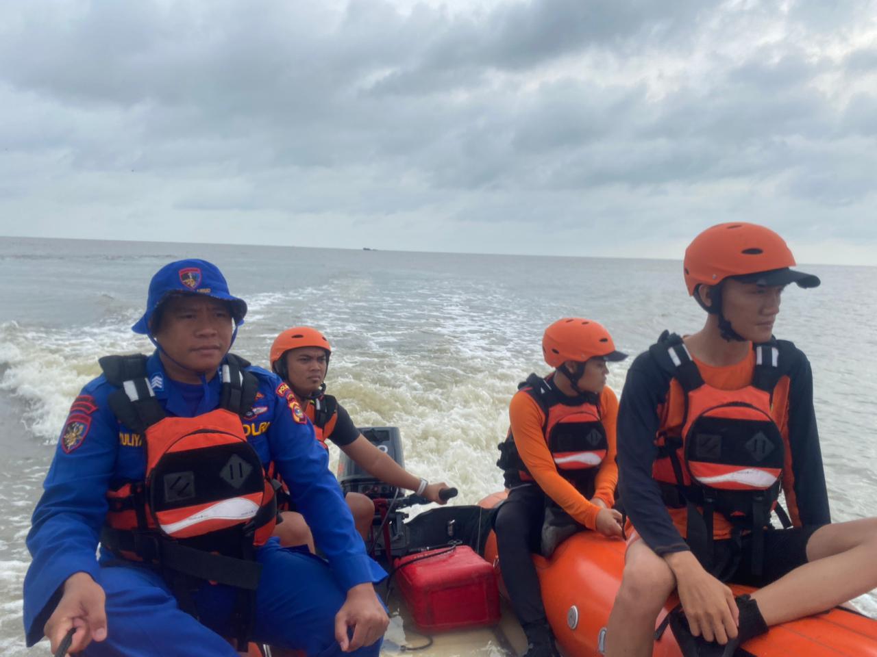 Berpacu Dengan Cuaca Ekstrem, Tim SAR Gabungan Cari Korban Jatuh Di Laut Seputih