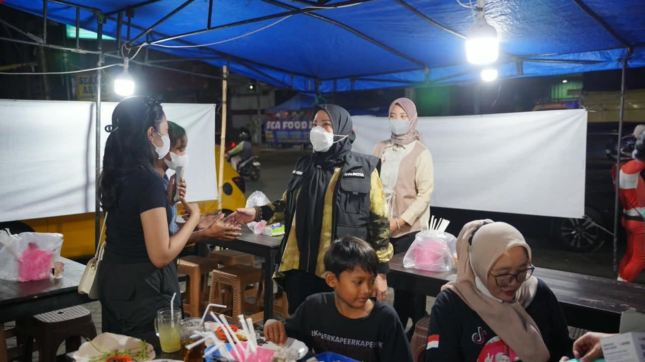 Wali Kota Bandar Lampung Bagikan Masker Kepada Pengguna Jalan, Warga Diminta Waspada Abu Vulkanik
