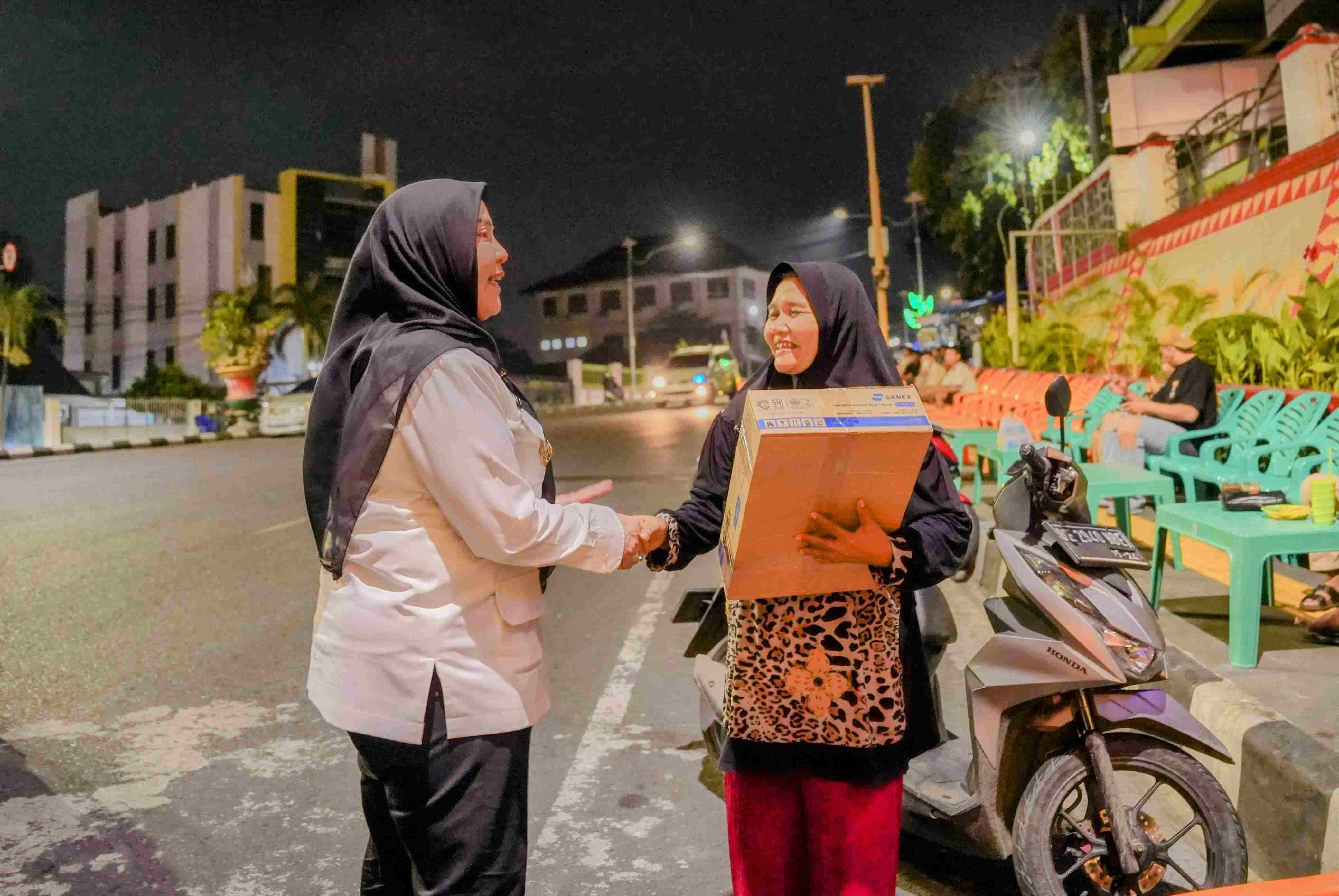 Walikota Eva Dwiana Bagikan Kompor Gas Gratis Untuk Pelaku UMKM