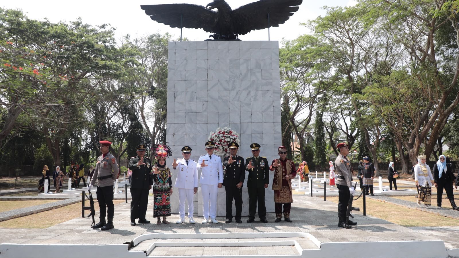Ketua DPRD Dan Bupati Lampung Selatan Hadiri Upacara Di TMP Kusuma Bangsa Kalianda