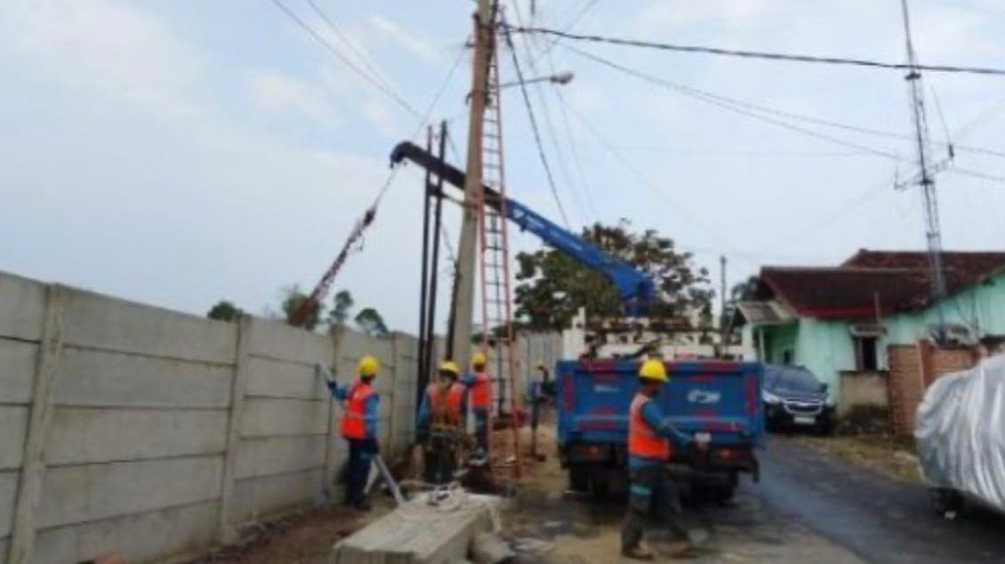 PLN ULP Teluk Betung Gerak Cepat Perbaiki Tiang Miring Di Garuntang
