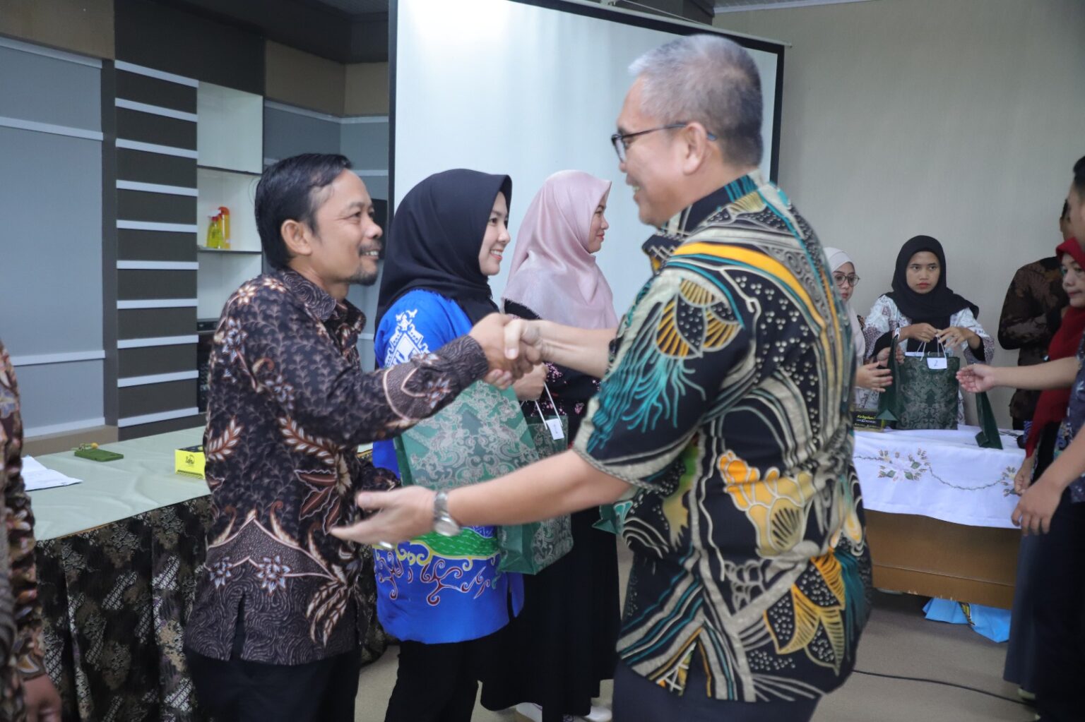 Unila Gelar Pelepasan Dosen Dan Tendik Purnabakti