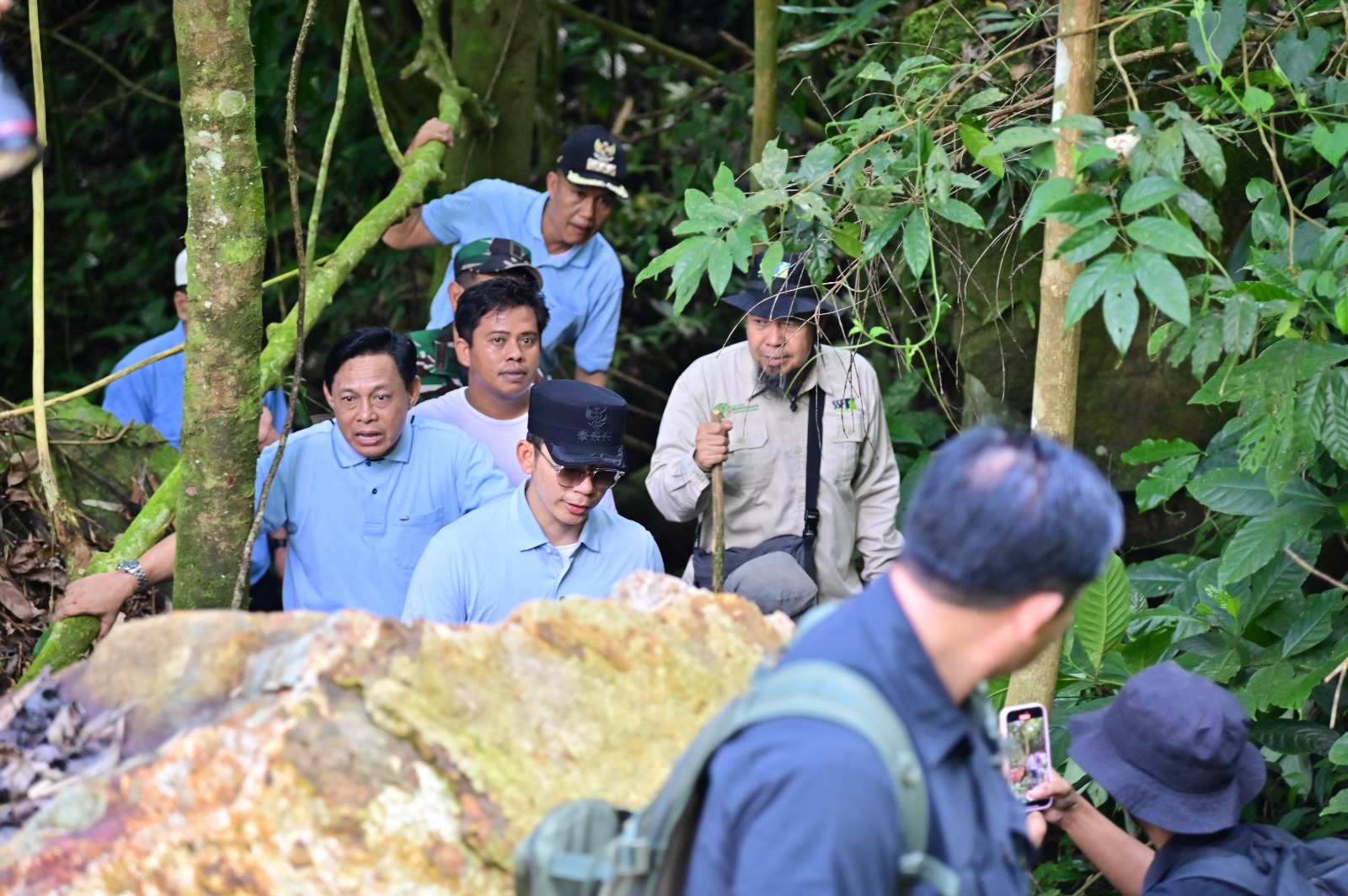 Longsor Gunung Rajabasa: Bupati Egi Naik 3 Km, Tanam Pohon Cegah Bencana Susulan