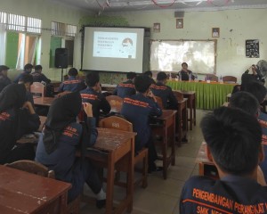 Dosen Sistem Informasi Darmajaya Dorong Siswa SMKN 8 Jadi Programmer Masa Depan