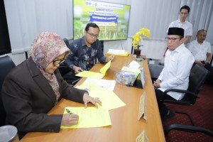 Dr. Budiyono Serahkan Berkas Pendaftaran Bacarek Unila Periode 2027-2031
